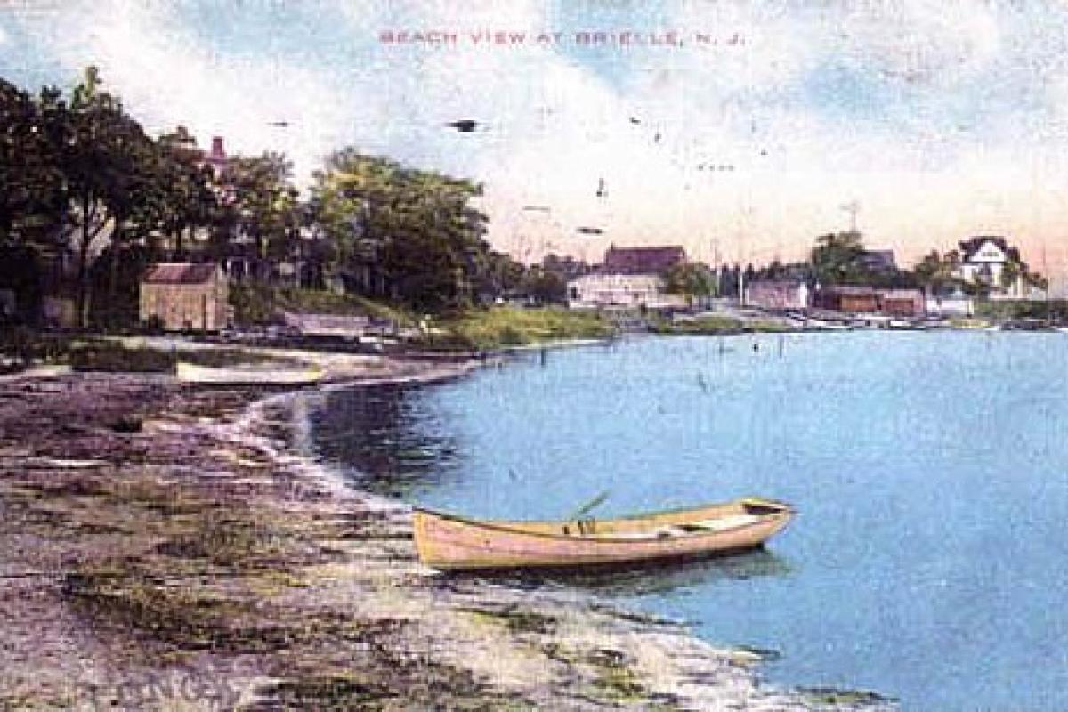 (Circa 1905) Pearce's Boat House in center of photo. 